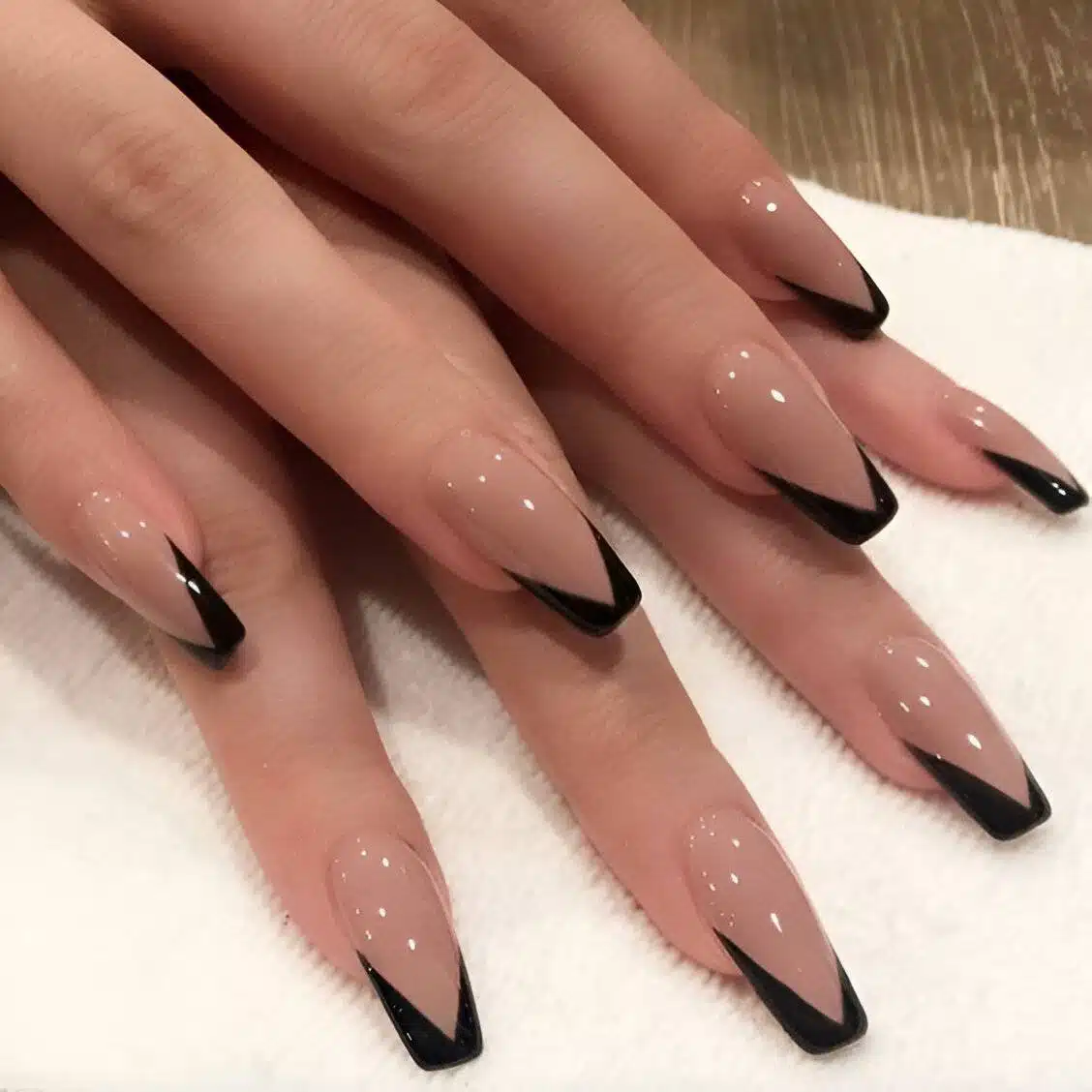 30 Elegant Black Nail Designs For Classy Beauty - 221