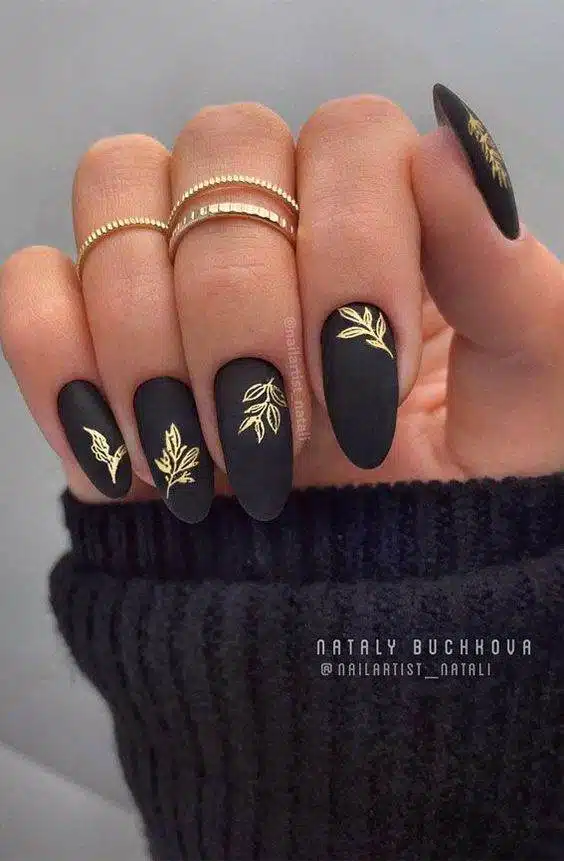 30 Elegant Black Nail Designs For Classy Beauty - 225