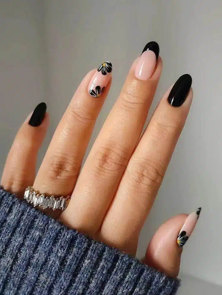 30 Elegant Black Nail Designs For Classy Beauty - 237