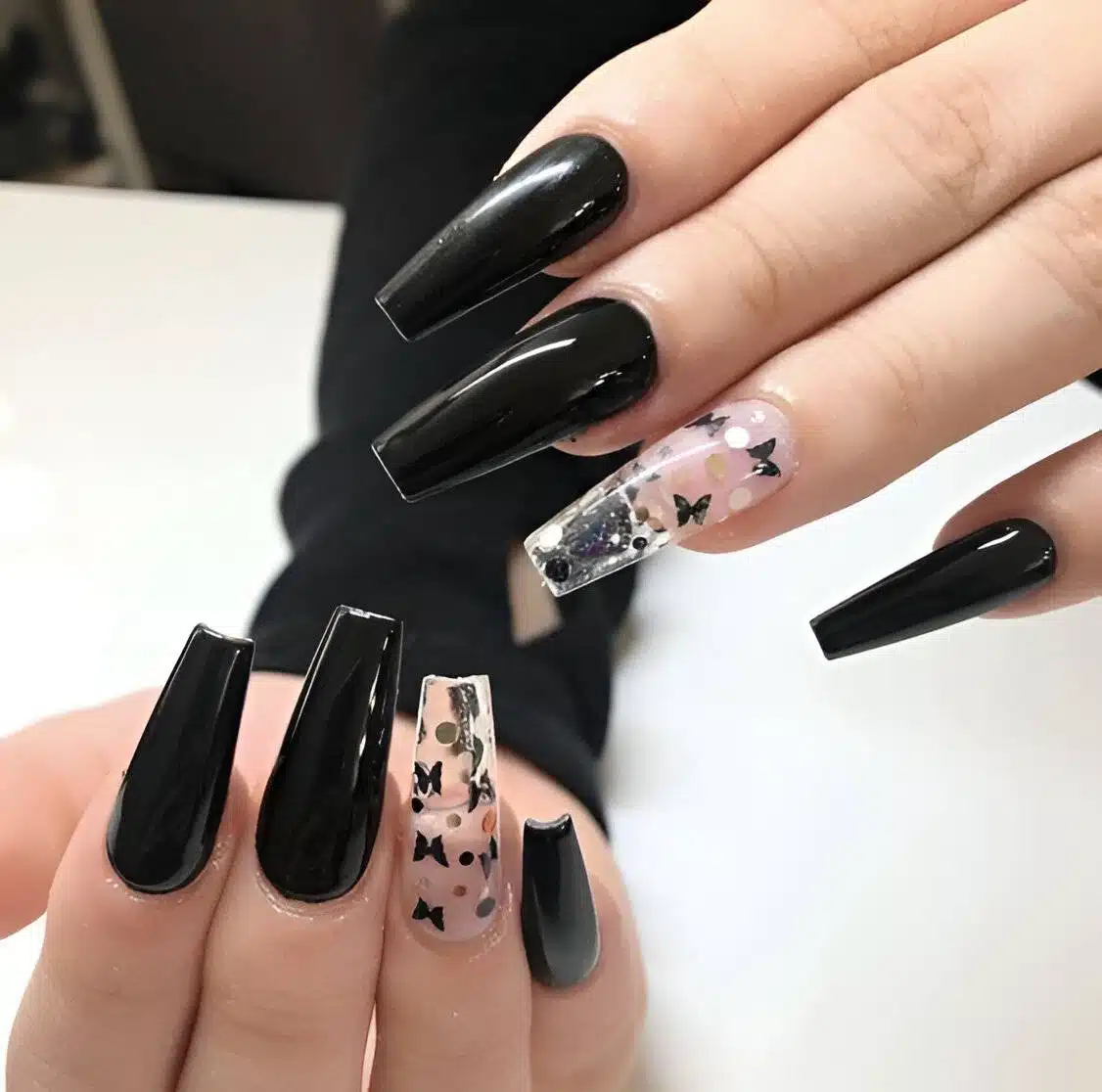 30 Elegant Black Nail Designs For Classy Beauty - 251