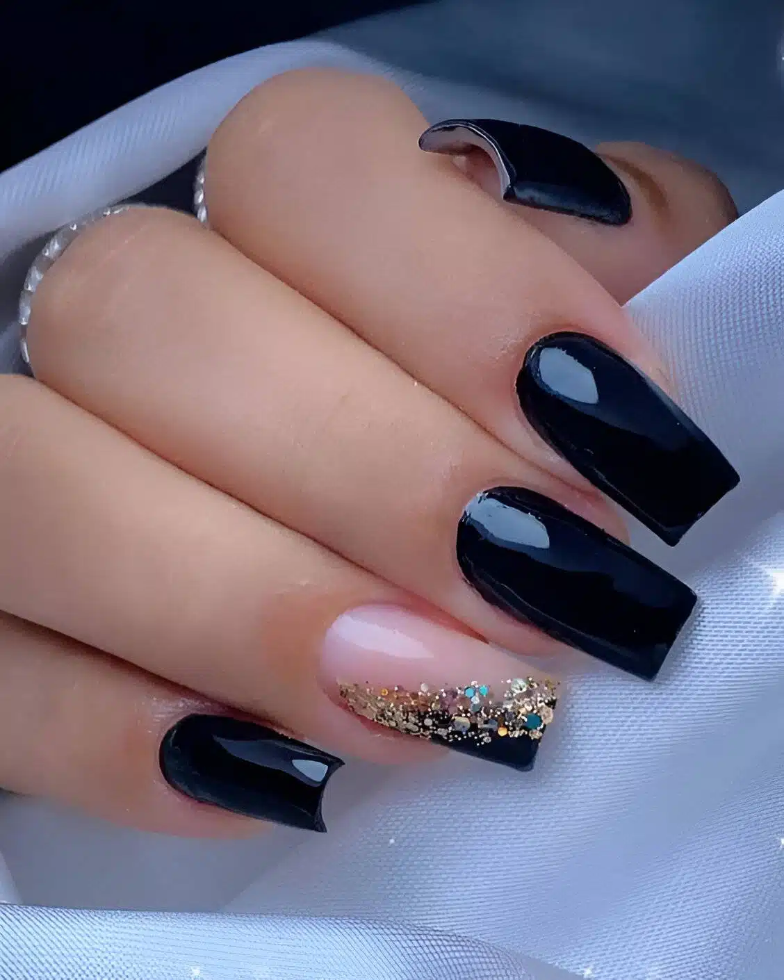 30 Elegant Black Nail Designs For Classy Beauty - 205