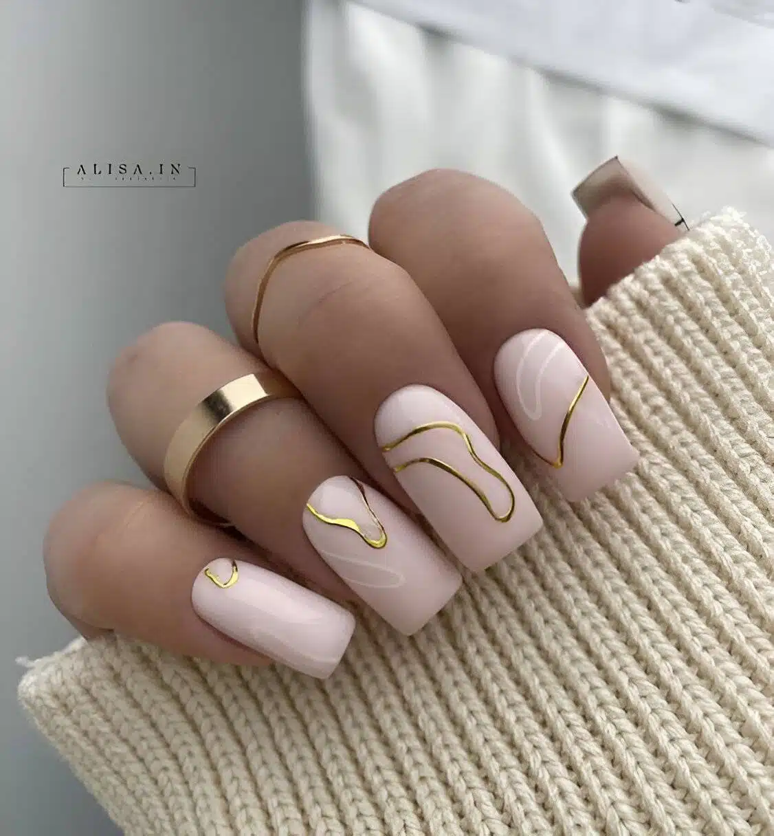 30 Stunning Gold Nails To Make You A Beauty Queen - 215