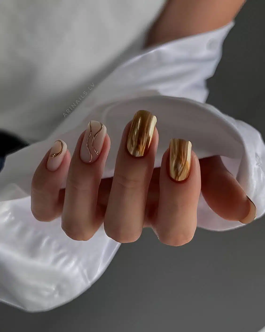 30 Stunning Gold Nails To Make You A Beauty Queen - 217