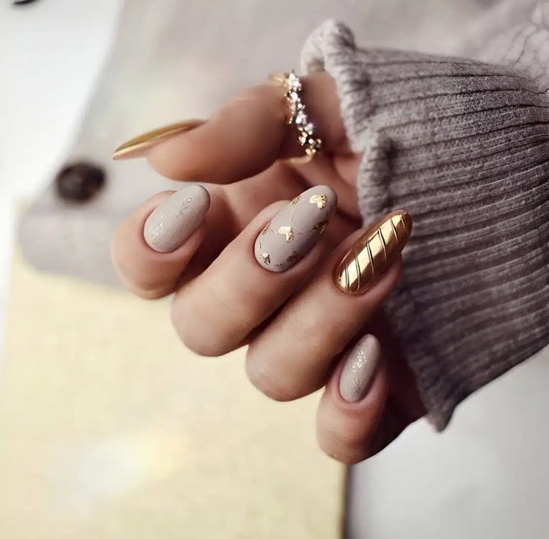 30 Stunning Gold Nails To Make You A Beauty Queen - 229