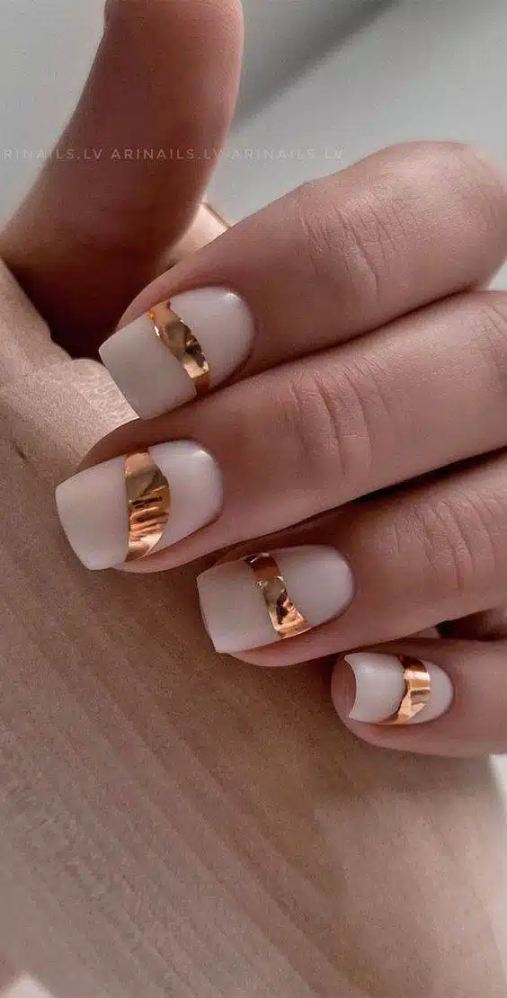30 Stunning Gold Nails To Make You A Beauty Queen - 233
