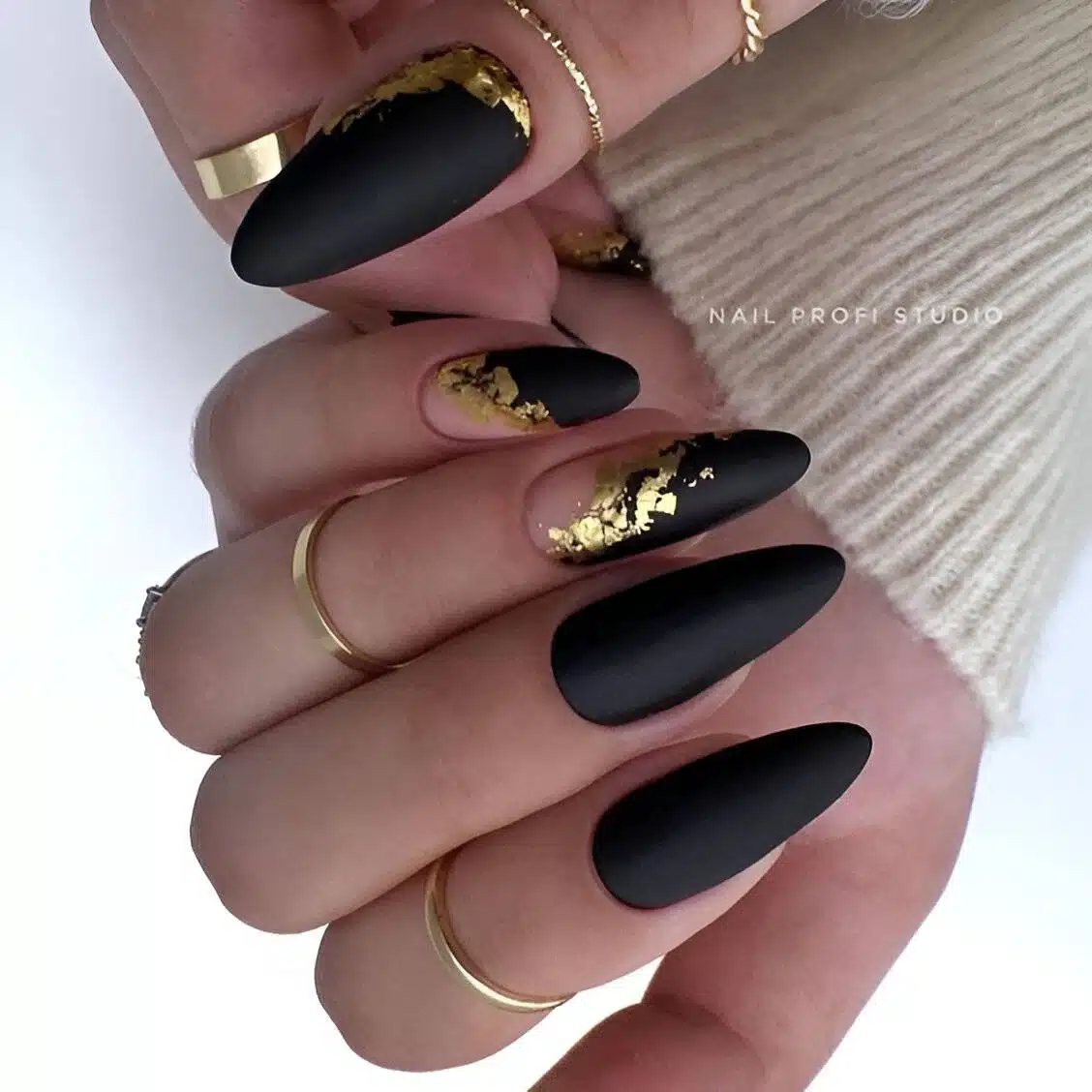 30 Stunning Gold Nails To Make You A Beauty Queen - 235