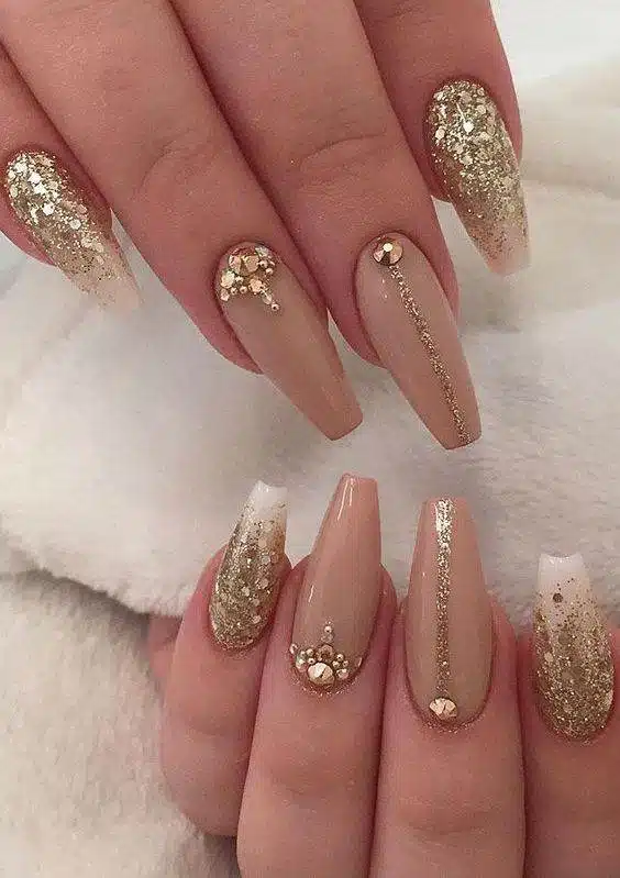 30 Stunning Gold Nails To Make You A Beauty Queen - 237