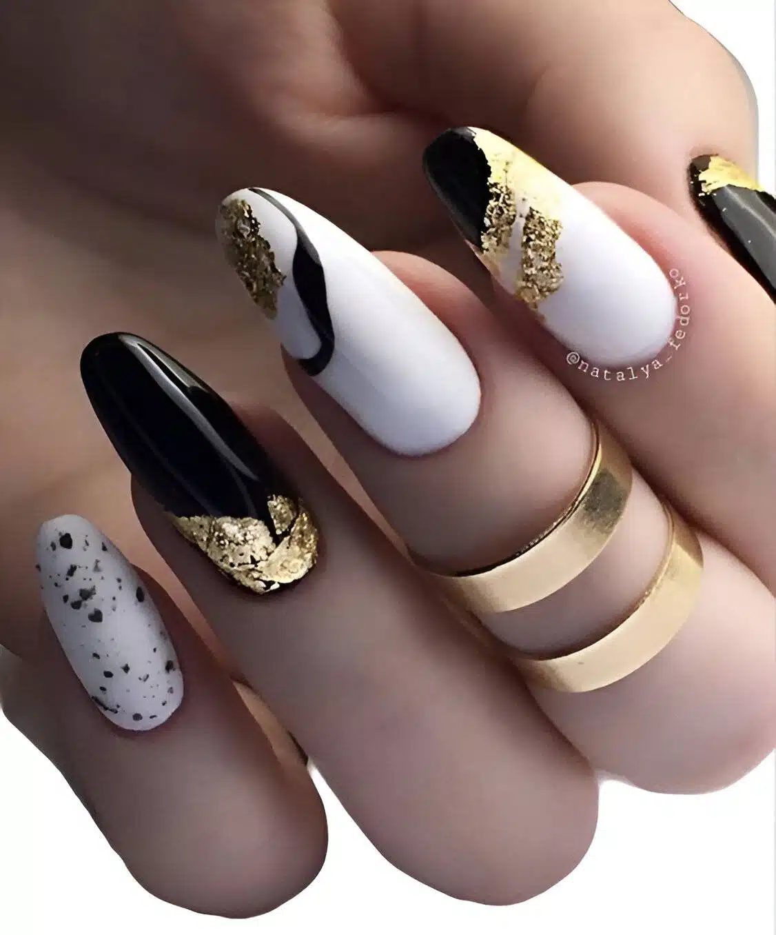 30 Stunning Gold Nails To Make You A Beauty Queen - 241