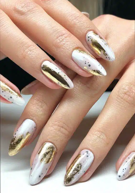 30 Stunning Gold Nails To Make You A Beauty Queen - 243