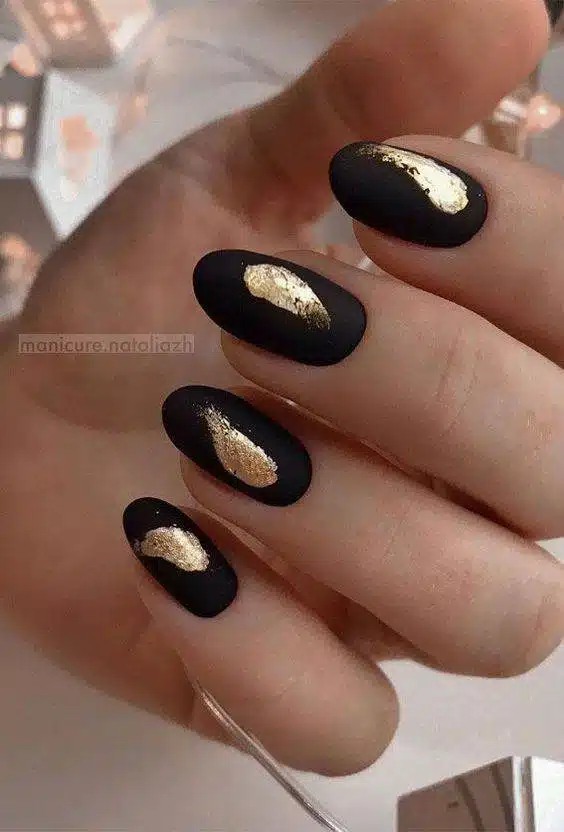 30 Stunning Gold Nails To Make You A Beauty Queen - 209