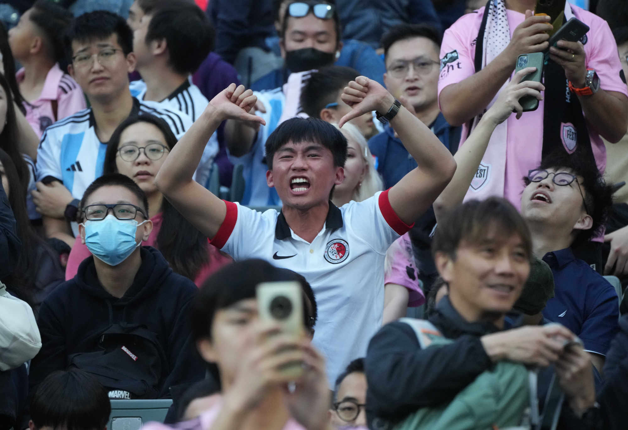 Messi không thi đấu ở Hong Kong, CĐV nổi giận la ó Beckham, đòi hoàn lại tiền  vé