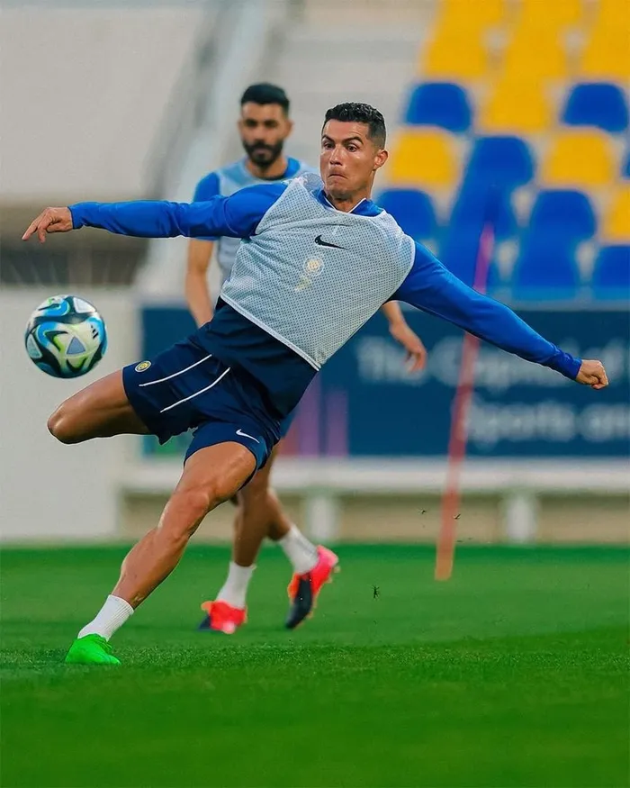 Ngày 22/4, C. Ronaldo trở lại tập luyện với các đồng đội Al Nassr. Anh bị treo giò 2 trận sau khi nhận thẻ đỏ vì đánh cùi chỏ vào đối thủ tại bán kết Siêu cup Saudi hôm 8/4. Tiền đạo kỳ cựu vắng mặt trong trận thắng 3-1 của Al Nassr trước Al Feiha hôm 19/4. Anh cũng không được ra sân trong trận gặp Al Khaleej, ngày 28/4.