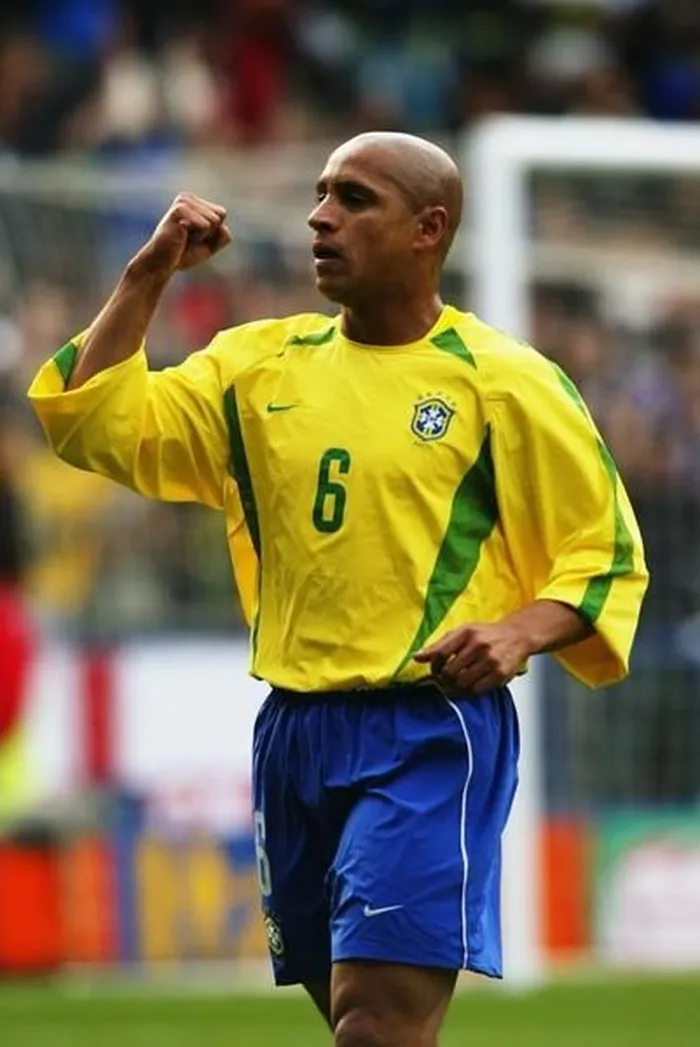 Cựu danh thủ người Brazil Roberto Carlos (51 tuổi) có 11 người con với 7 người phụ nữ khác nhau và đã lên chức ông nội.