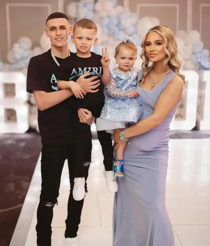 Phil Foden và bạn gái chuẩn bị chào đón đứa con thứ ba. Hiện mới tuổi 23, nhiều người nghĩ ngôi sao Man City và tuyển Anh có khả năng sinh thêm để… đủ một đội bóng.