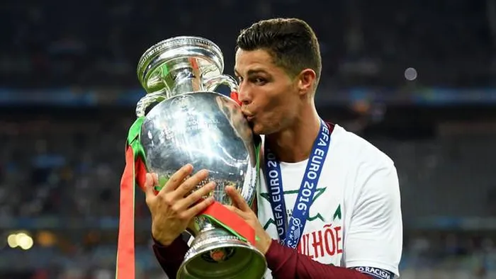 Ronaldo cùng tuyển Bồ Đào Nha giành chức vô địch Euro lịch sử