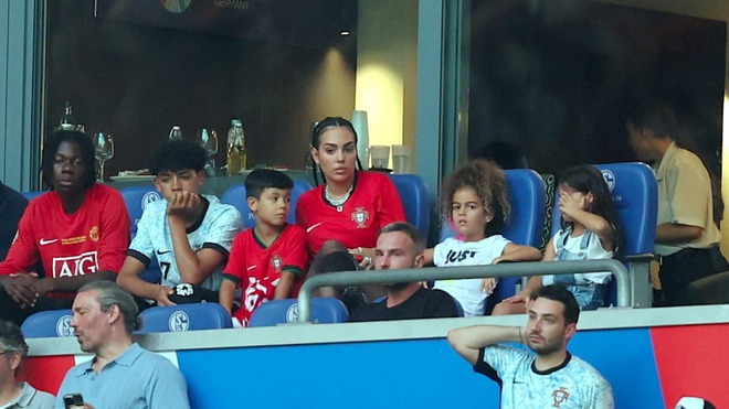 Vợ chưa cưới dắt theo 4 con đến xem Ronaldo thi đấu, thất thần trước những gì được chứng kiến - Ảnh 4.