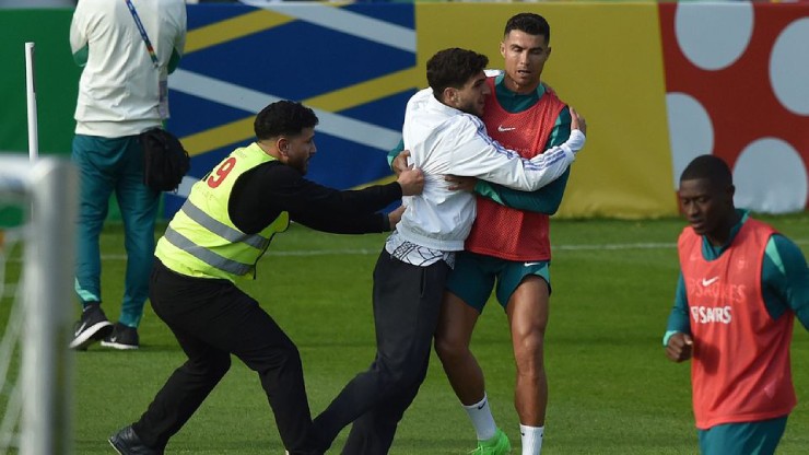 Ronaldo gây sốt EURO: 10.000 khán giả đến xem tập luyện, fan cuồng rượt đuổi