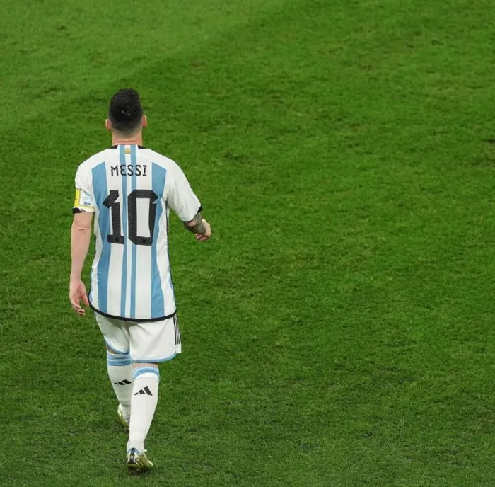 Messi đi bộ thong dong tại World Cup 2022.