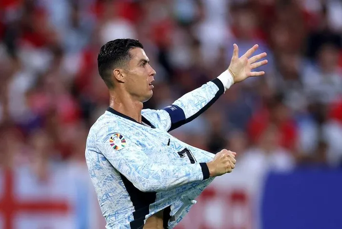  Ronaldo không bỏ cuộc, anh kéo áo như ra hiệu cầu thủ Gruzia kéo áo anh trong vòng cấm. ẢNH: GETTY 