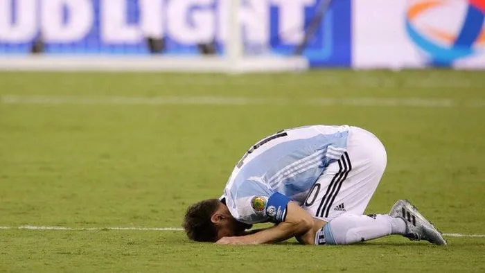 Messi gục ngã khi thua 3 trận chung kết liên tiếp cùng Argentina (World Cup 2014, Copa Amercia 2015 và 2016).
