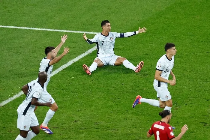  4 lần tức giận không thể tự chủ của Ronaldo, sau khi ngã xuống sân, Ronaldo và các đồng đội đòi phạt đền. ẢNH: GETTY 