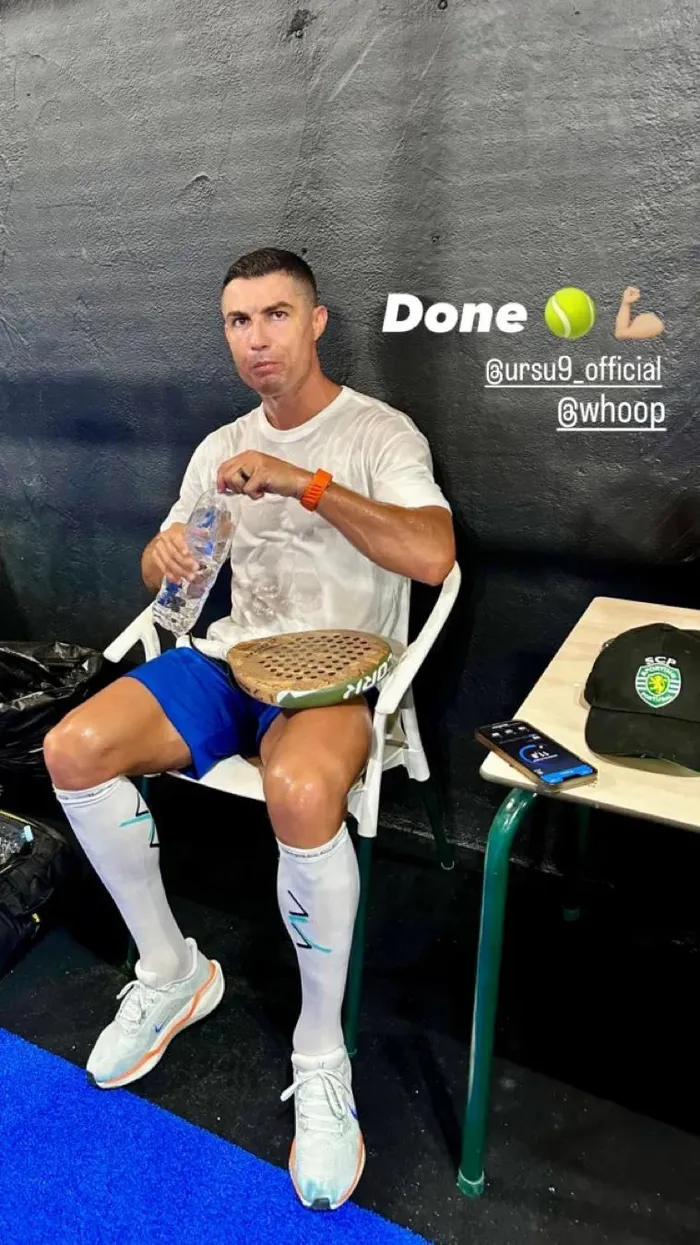  Bên cạnh Ronaldo là chiếc mũ có logo Sporting Lisbon. 