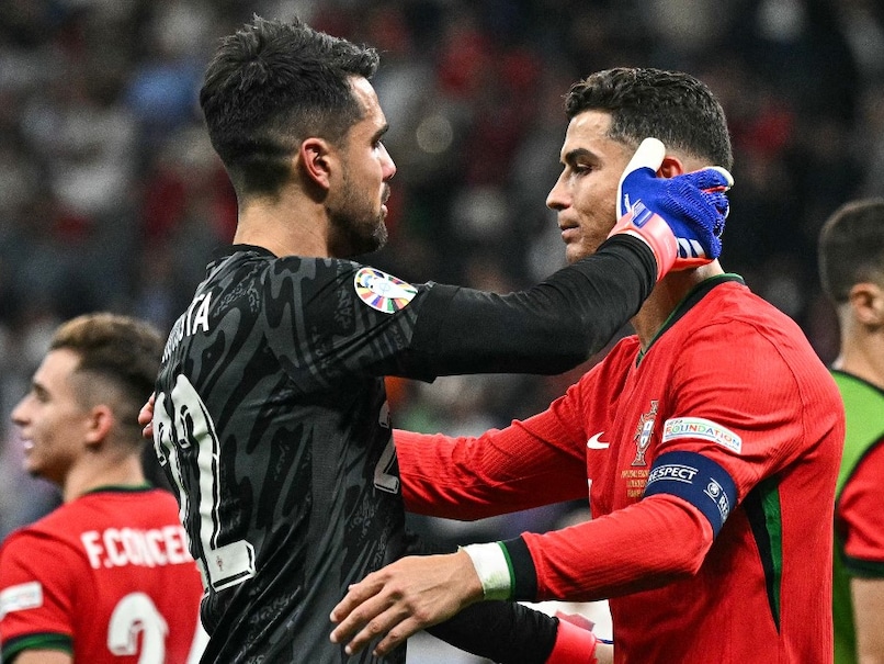Portugal Goalkeeper Diogo Costa Defends Cristiano Ronaldo After 'Game Of  His Life' vs Slovenia | Football News