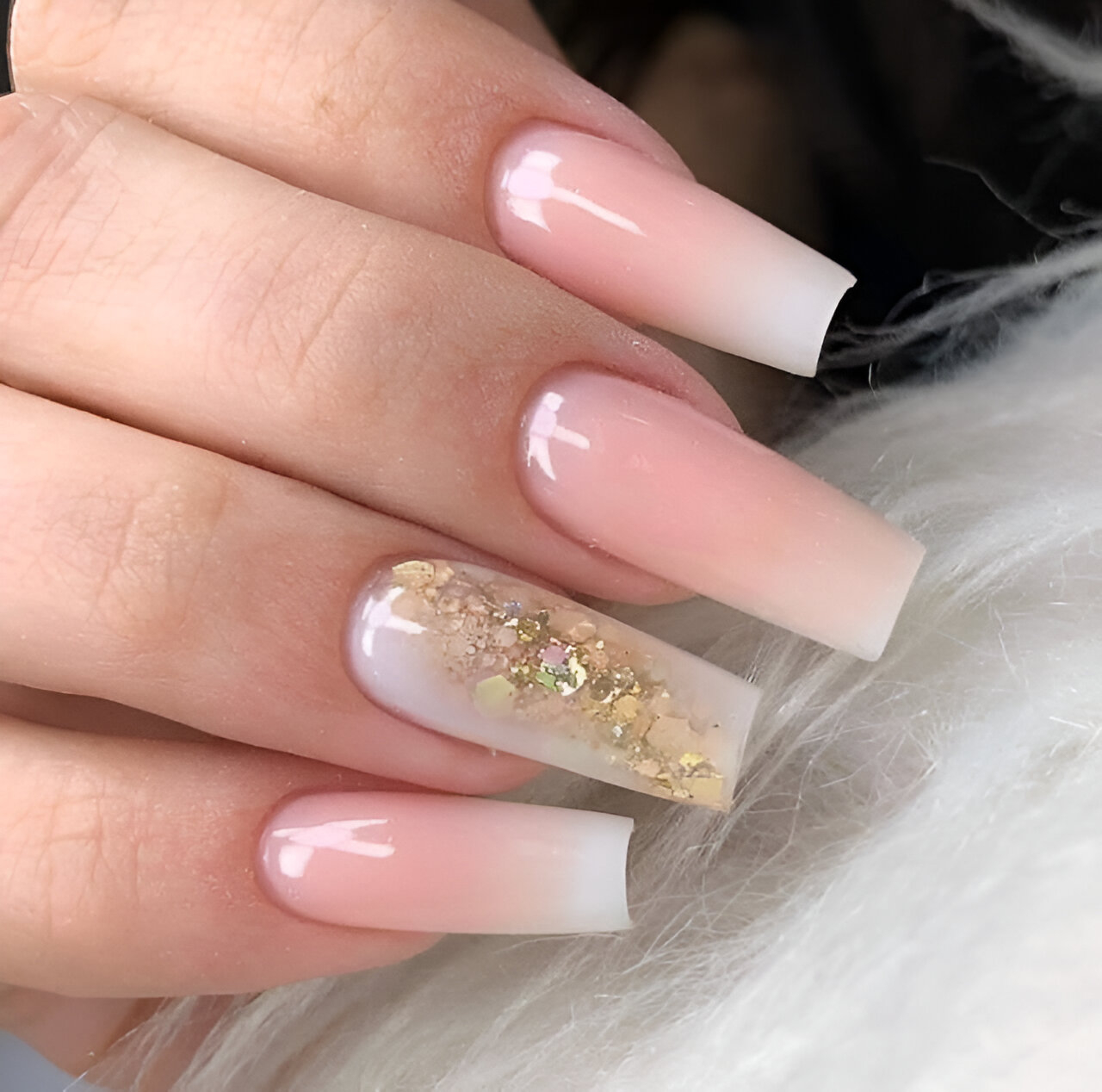 30 Elegant White And Gold Nail Ideas For Chic Ladies