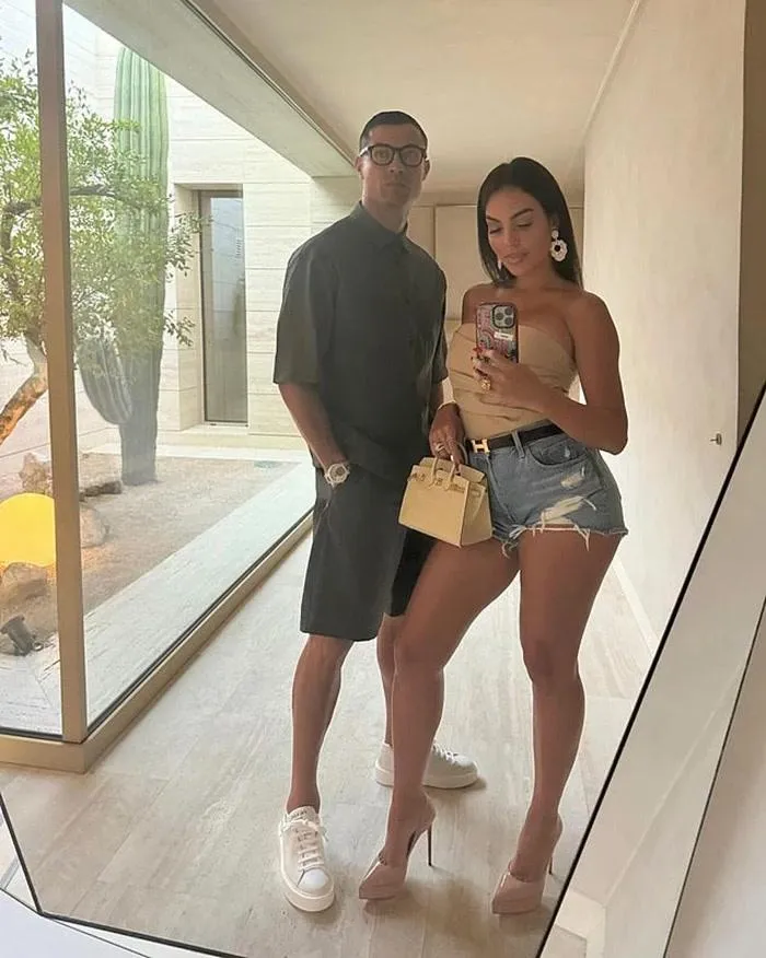  Diện mạo mới gây sốt của Ronaldo khi anh tạo dáng cùng bạn gái Georgina Rodriguez. ẢNH: INSTAGRAM 