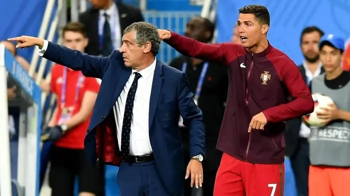  Ronaldo có những chỉ đạo giống HLV Santos trong trận chung kết Euro 2016. Ảnh: GETTY. 