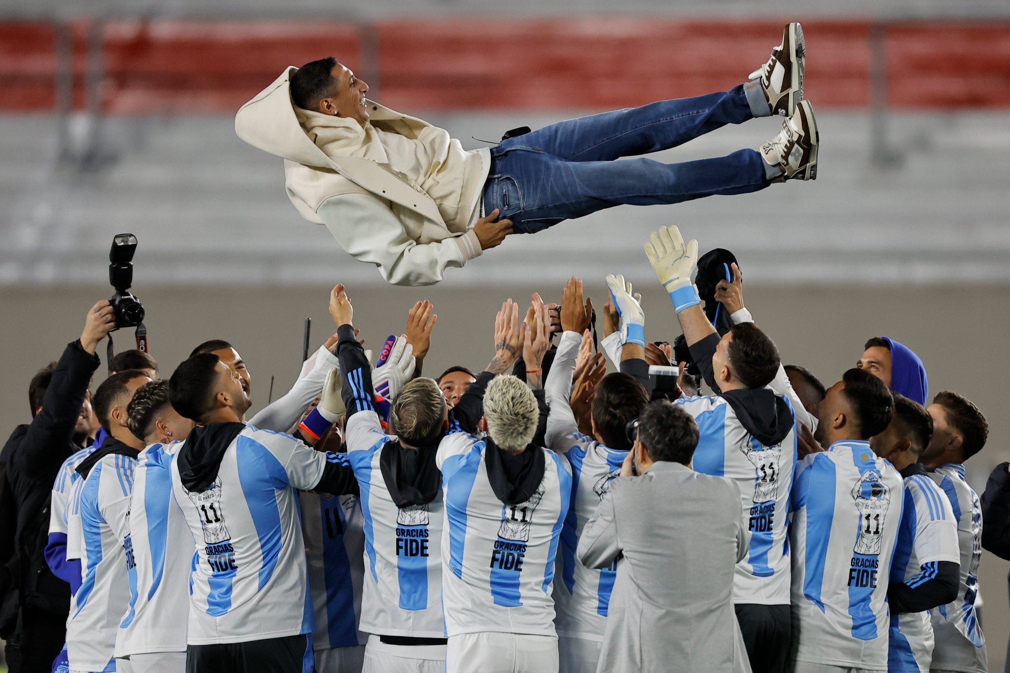 Di Maria bật khóc trước thông điệp cảm động của Messi, đội tuyển Argentina thắng đậm Chile- Ảnh 3.