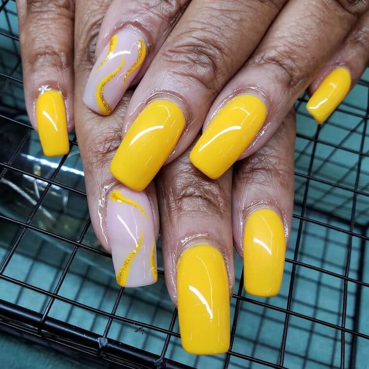 uñas amarillas y brillantes