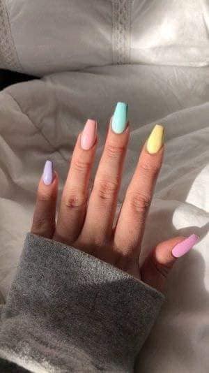 17 unhas multicoloridas violeta rosa azul claro amarelo