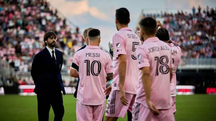  Siêu sao Messi, Jordi Alba và Sergio Busquets lại khoác chung màu áo Inter Miami. Ảnh: GETTY. 