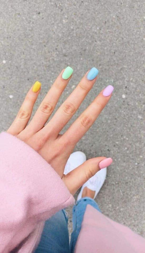 26 unhas curtas multicoloridas de ponta quadrada amarelo azul claro rosa