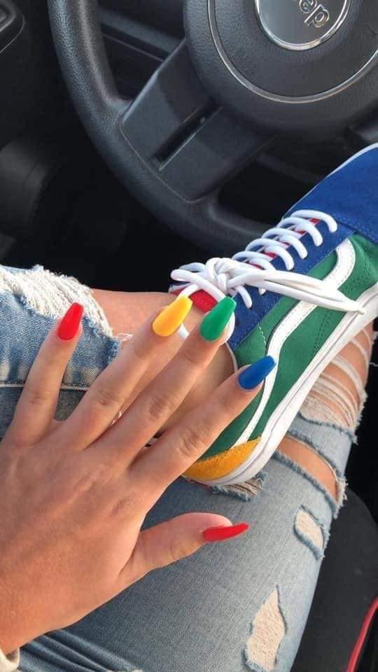 27 unhas multicoloridas vermelho amarelo verde azul