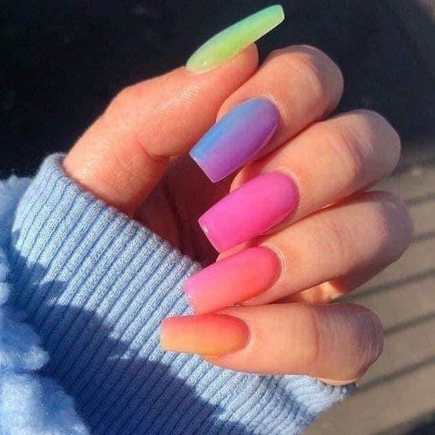 46 Unhas multicoloridas em algum efeito ombre azul roxo fúcsia rosa verde