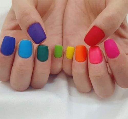 49 Unhas curtas multicoloridas azul celeste verde escuro amarelo laranja vermelho fúcsia