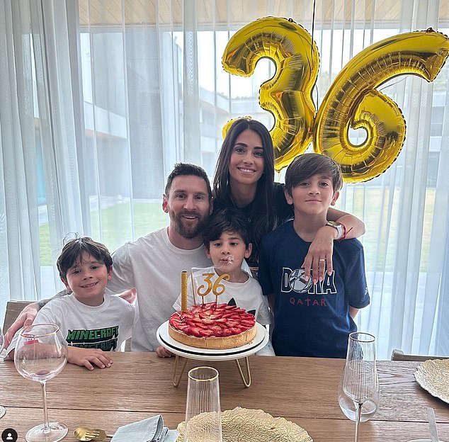 Antonela, personalidad de las redes sociales, comparte regularmente dulces fotos de su familia (en la foto, con sus tres hijos, Thiago, 11, Mateo, ocho, y Ciro, cinco).