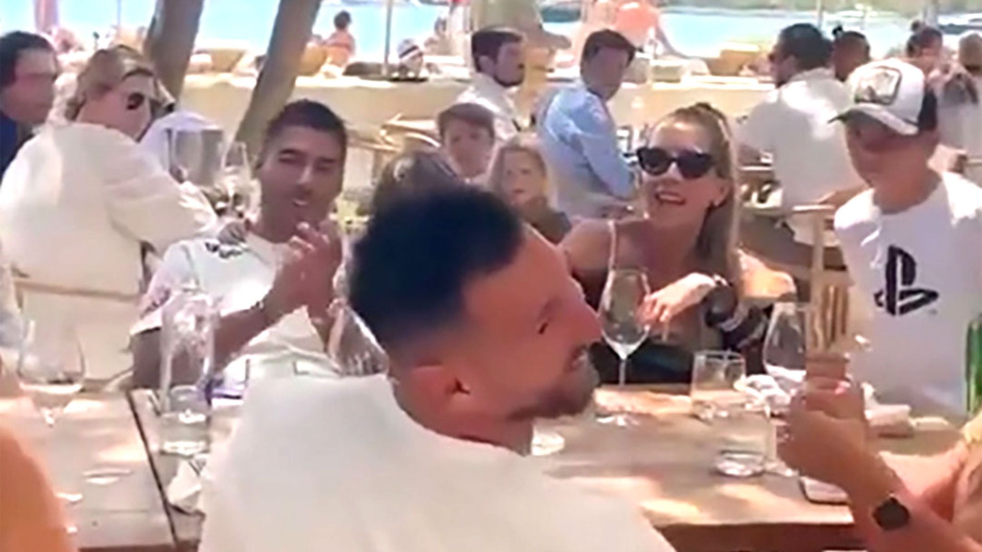 El video del almuerzo que disfrutó Lionel Messi en Ibiza: beso con Antonela  Roccuzzo, abrazo de Mateo y broma de Luis Suárez - Infobae